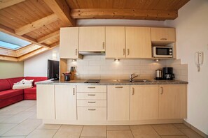 KĂŒhlschrank, Ofen, Herdplatte, GeschirrspĂŒler