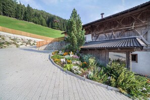 Property grounds - Apartment “Tonigbauernhof Blumenwiese” with Mountain View, Balcony & Wi-Fi (Schenna)