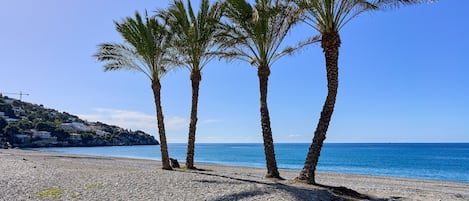 Una spiaggia nelle vicinanze
