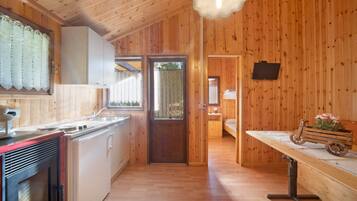 Fridge, stovetop, coffee/tea maker, electric kettle