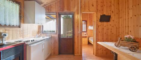 Fridge, stovetop, coffee/tea maker, electric kettle