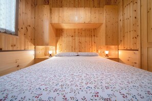 2 bedrooms, iron/ironing board, free WiFi, bed sheets - Chalet "Casa Rododendro" with Mountain View, Wi-Fi & Garden (Barzio)