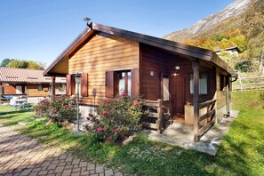 Exterior - Chalet "Casa Ciclamino" with Mountain View, Wi-Fi & Garden (Barzio)