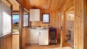 KĂŒhlschrank, Herdplatte, Wasserkocher mit Kaffee-/Teezubehör