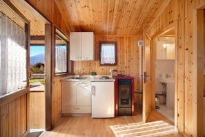 Fridge, stovetop, coffee/tea maker, electric kettle - Chalet "Casa Ciclamino" with Mountain View, Wi-Fi & Garden (Barzio)