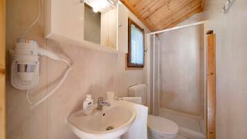 Een badkamer met een wastafel, toilet en douche.