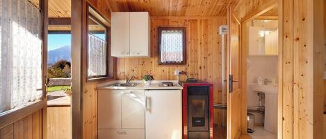 Kühlschrank, Herdplatte, Wasserkocher mit Kaffee-/Teezubehör