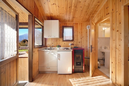 Fridge, stovetop, coffee/tea maker, electric kettle