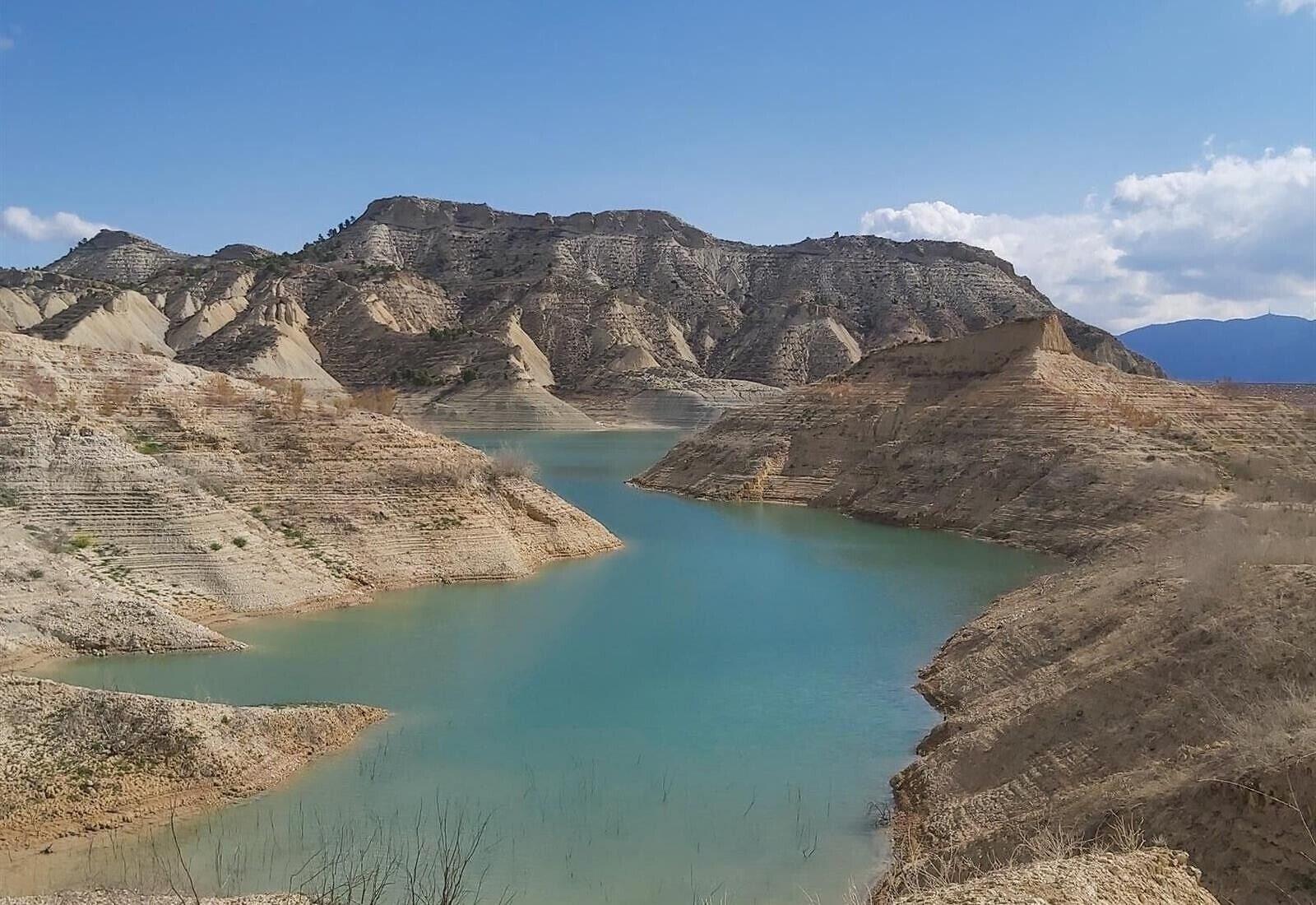 Un río serpentea por un paisaje rocoso con acantilados escarpados a ambos lados.