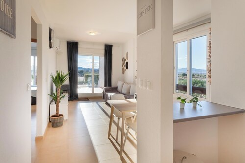 Apartamento 'Luxe with Beautiful View' con vistas a la montaña, piscina, terraza y jardín