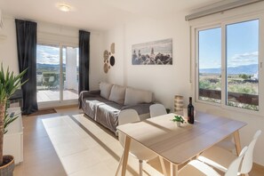 TV - Apartment 'Luxe with Beautiful View' with Mountain View, Pool, Terrace & Garden (Condado de Alhama - Polaris World)