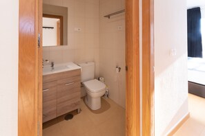 Badewanne, Haartrockner, Handtücher