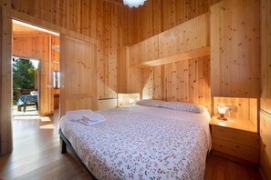 2 bedrooms, iron/ironing board, free WiFi, bed sheets - Holiday Home "Casa Genziana" with Mountain View, Wi-Fi & Garden (Barzio)