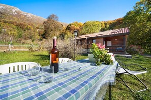 Outdoor dining - Holiday Home "Casa Genziana" with Mountain View, Wi-Fi & Garden (Barzio)