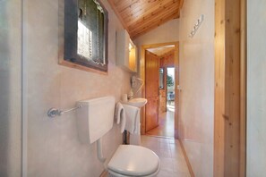 Shower, free toiletries, hair dryer, bathrobes - Holiday Home "Casa Genziana" with Mountain View, Wi-Fi & Garden (Barzio)
