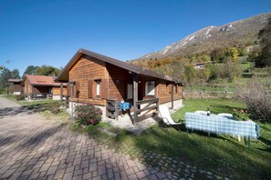 Outdoor dining - Holiday Home "Casa Genziana" with Mountain View, Wi-Fi & Garden (Barzio)