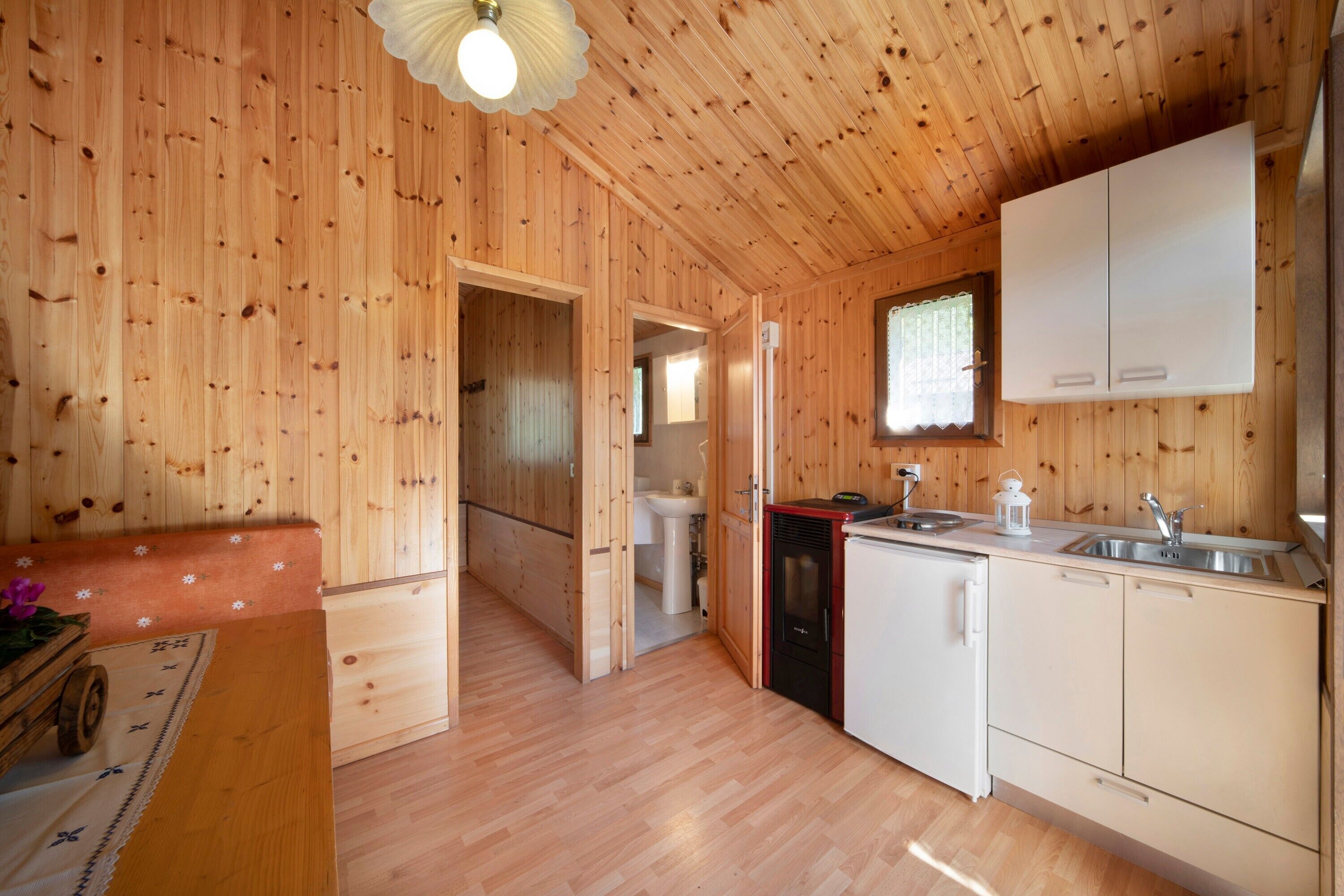 Geladeira, cooktop, cafeteira/chaleira, chaleira elétrica