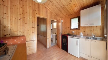 Fridge, stovetop, coffee/tea maker, electric kettle