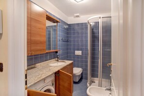 Shower, hair dryer, towels - Apartment "Miradore" with Sea View, Wi-Fi, A/C, Balcony and Terrace (IMPERIA)