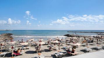 Una spiaggia nelle vicinanze