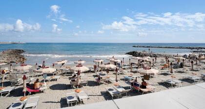Apartment "Raineri" with Sea View, Wi-Fi, A/C and Balcony