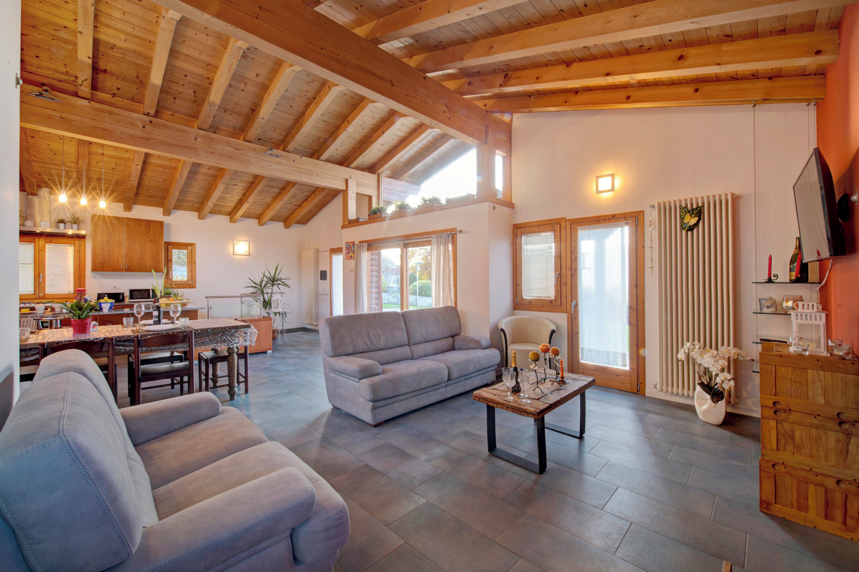 Télévision, cheminée, table de tennis de table