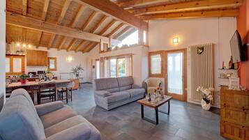 Fernseher, Kamin, Tischtennisplatte