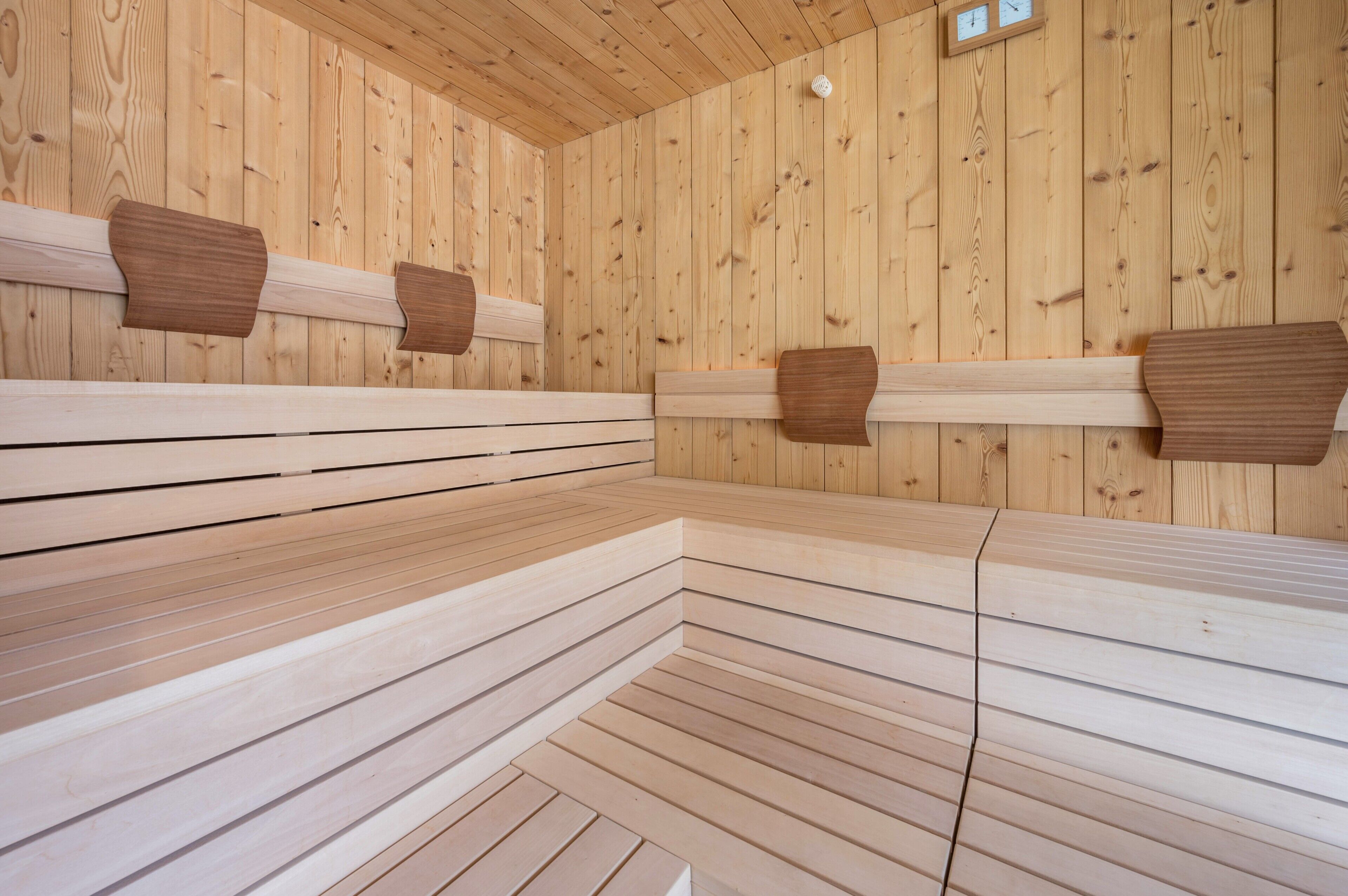 Una sauna con bancos y techo de madera.