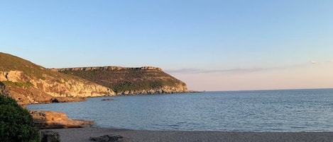 بالقرب من الشاطئ