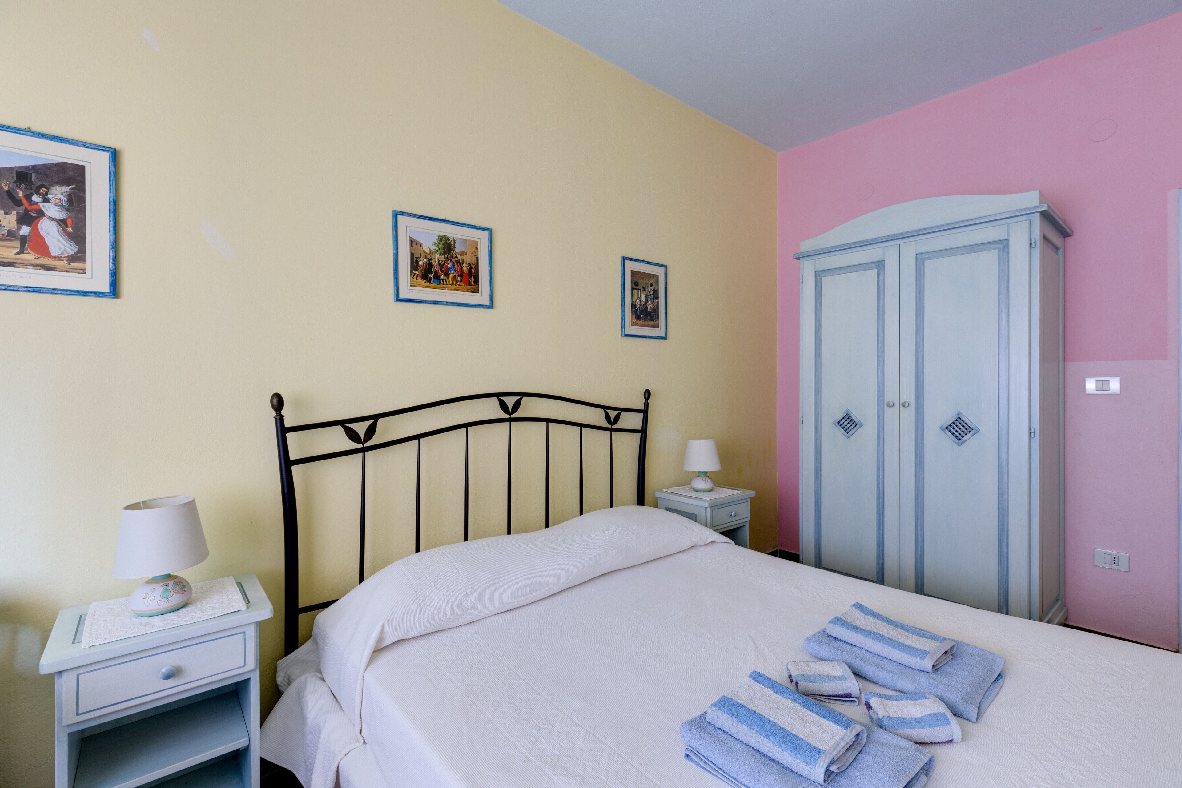 3 bedrooms, iron/ironing board, free WiFi, bed sheets