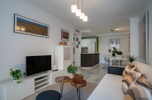 DVD player, stereo - Apartment Gran Confort Muelle Uno with Wi-Fi, A/C & Balcony (Málaga)