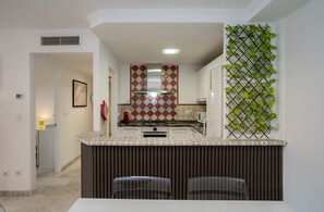 Een koelkast, een microgolfoven, een oven, een kookplaat