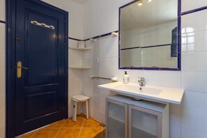 Suihku, hiustenkuivaaja, pyyhkeet