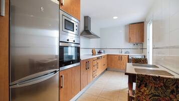 Frigorífico, microondas, horno y placa de cocina