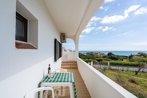 Outdoor dining - Holiday Home 'Estrela Do Mar' with Sea View, Wi-Fi and Air Conditioning (Carvoeiro-Lagoa)