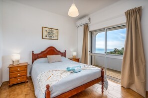 3 bedrooms, iron/ironing board, free WiFi, bed sheets - Holiday Home 'Estrela Do Mar' with Sea View, Wi-Fi and Air Conditioning (Carvoeiro-Lagoa)