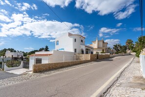 Exterior - Holiday Home 'Estrela Do Mar' with Sea View, Wi-Fi and Air Conditioning (Carvoeiro-Lagoa)