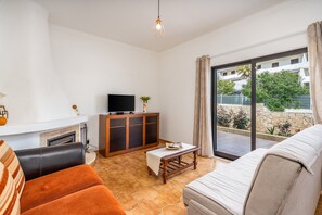 TV, fireplace - Holiday Home 'Estrela Do Mar' with Sea View, Wi-Fi and Air Conditioning (Carvoeiro-Lagoa)