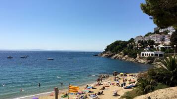 Una spiaggia nelle vicinanze