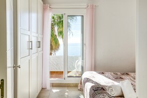 2 bedrooms, iron/ironing board, free WiFi, bed sheets - "Casa con Vistas al Mar y Piscinas 7" with Seaview, Shared Pool, Wi-Fi, A/C, Balcony & Terrace (Roses)