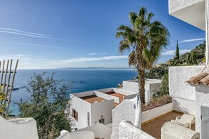 Property grounds - "Casa con Vistas al Mar y Piscinas 7" with Seaview, Shared Pool, Wi-Fi, A/C, Balcony & Terrace (Roses)