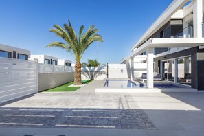 Pool - Vacation Home "Casa Bos Dolphin Pool Jacuzzi 6P" with Wi-Fi, A/C, Balcony, Terrace & Garden (Gran Alacant - Santa Pola)