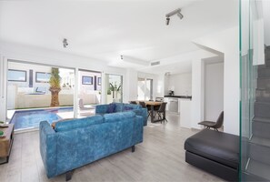 TV - Vacation Home "Casa Bos Dolphin Pool Jacuzzi 6P" with Wi-Fi, A/C, Balcony, Terrace & Garden (Gran Alacant - Santa Pola)