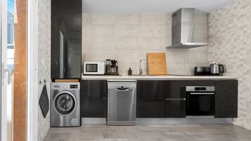 Kjøleskap, ovn, kokeplater og oppvaskmaskin