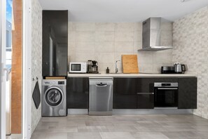 Frigorífico, horno, placa de cocina y lavavajillas