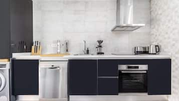 Fridge, oven, stovetop, dishwasher