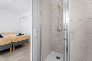 6 dormitorios, tabla de planchar con plancha, wifi gratis y ropa de cama