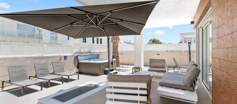 Casa Bos Flamingo Pool and Jacuzzi