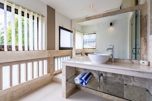 Separate tub and shower, rainfall showerhead, free toiletries