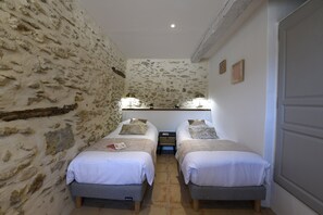 Unclassified image, 3 of 42, button - Gîte-Ensuite with Shower-Countryside view (Roussillon)